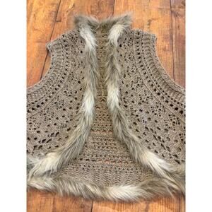 Sz M - Crochet and faux fur vest